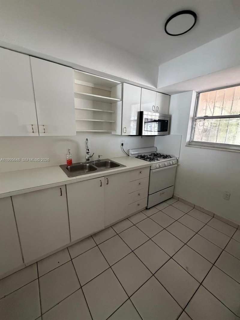 805 W 79th Pl, Hialeah FL 33014