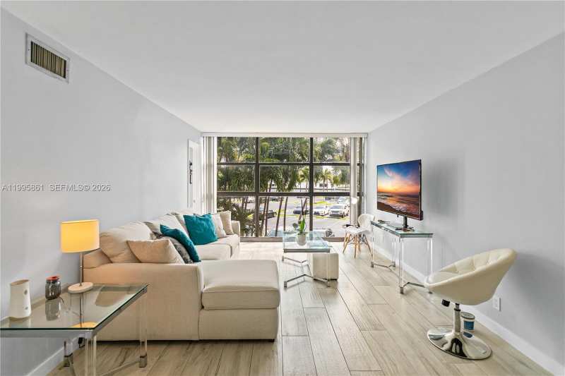 600 Parkview Dr # 204, Hallandale Beach FL 33009