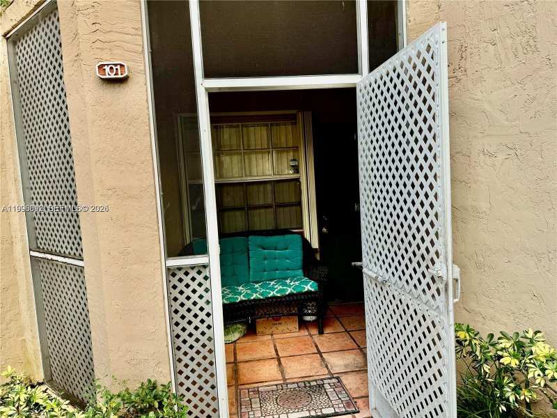 8664 SW 3rd St # 101, Pembroke Pines FL 33025