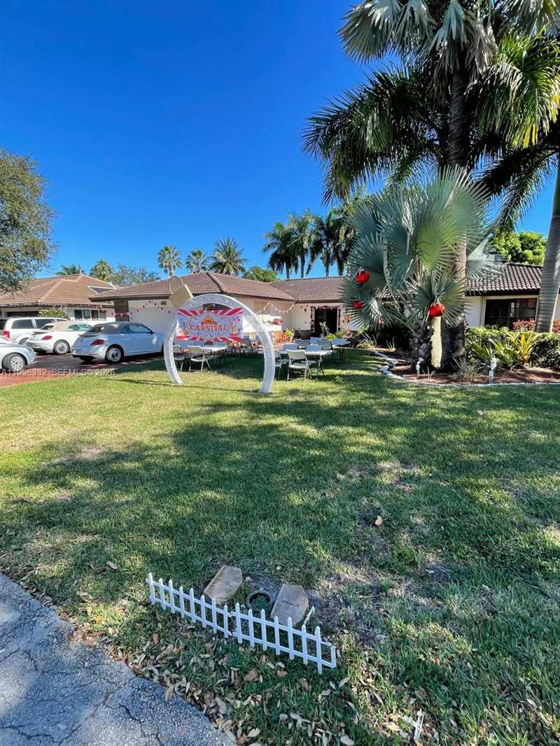 19265 E Saint Andrews Dr, Hialeah FL 33015