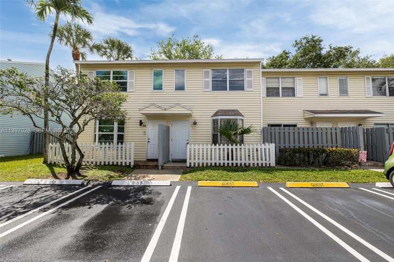 85 SW 3rd St, Pompano Beach FL 33060