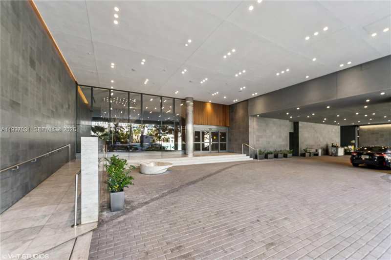 88 SW 7th St # 1804, Miami FL 33130