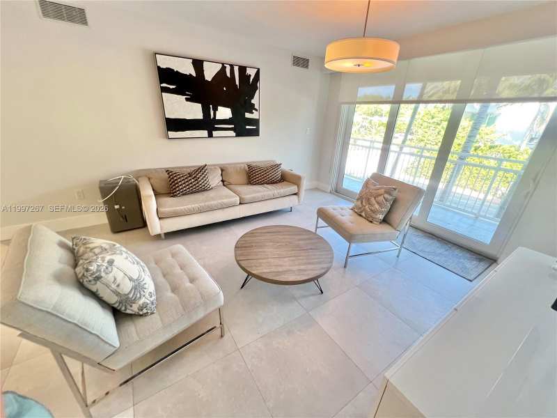 7832 Collins Ave # 304, Miami Beach FL 33141