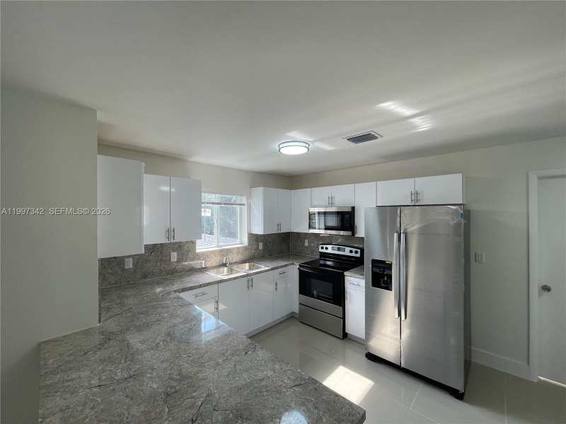 2268 NW 52nd St, Miami FL 33142