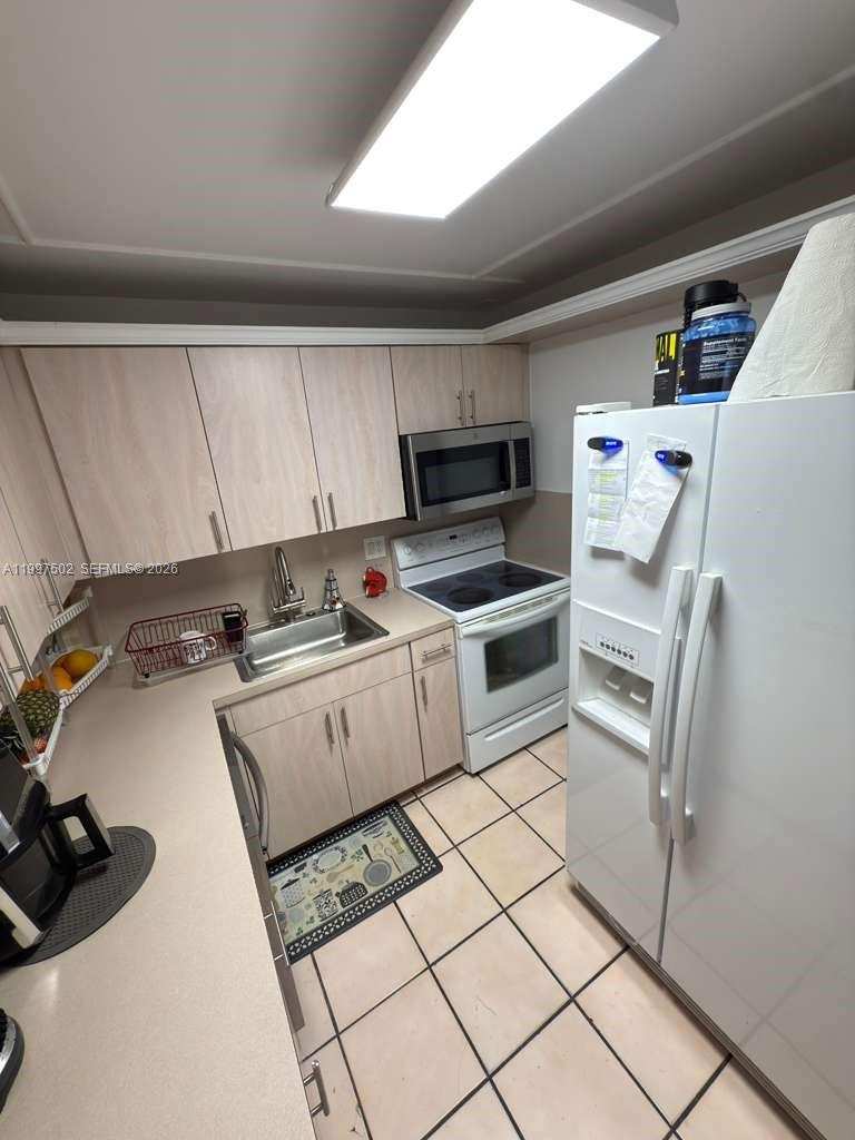 1825 W 44th Pl # 208, Hialeah FL 33012