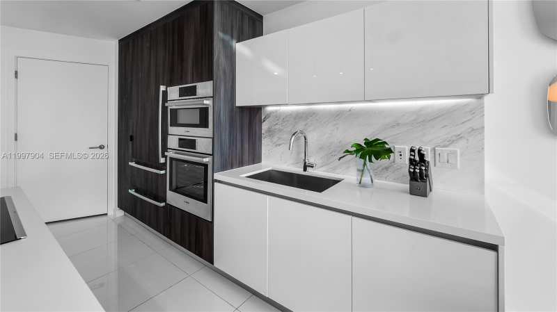 851 NE 1st Ave # 1606, Miami FL 33132