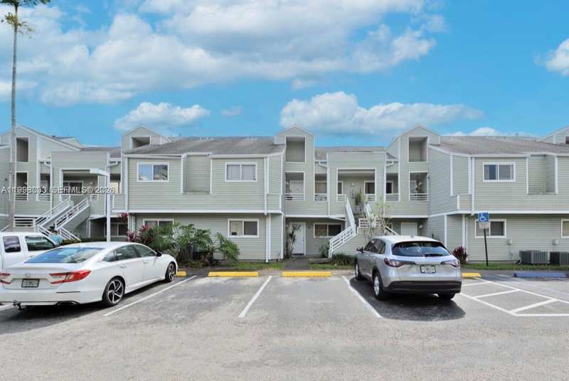3453 NW 44th St # 104, Oakland Park FL 33309