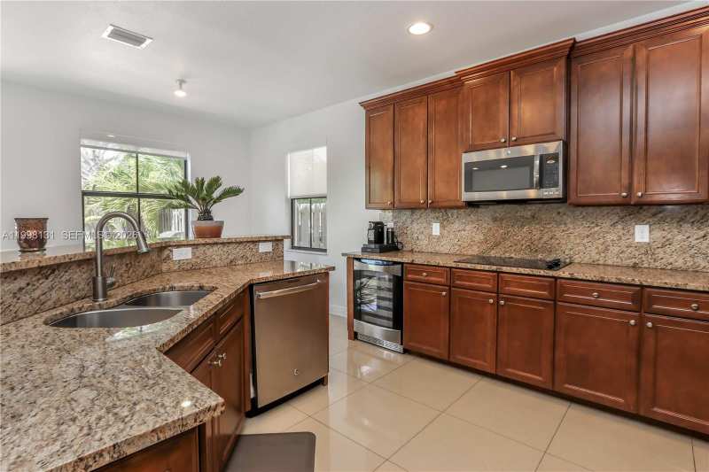 8868 NW 101st Pl, Doral FL 33178