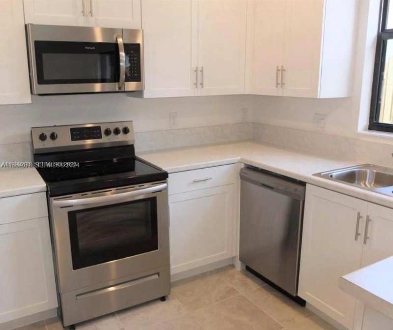 407 NE 208th Ter, Miami FL 33179