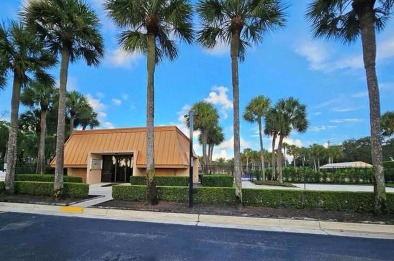 197 Charter Way, West Palm Beach FL 33407