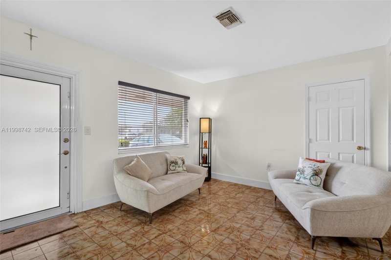 733 W 33rd St, Hialeah FL 33012