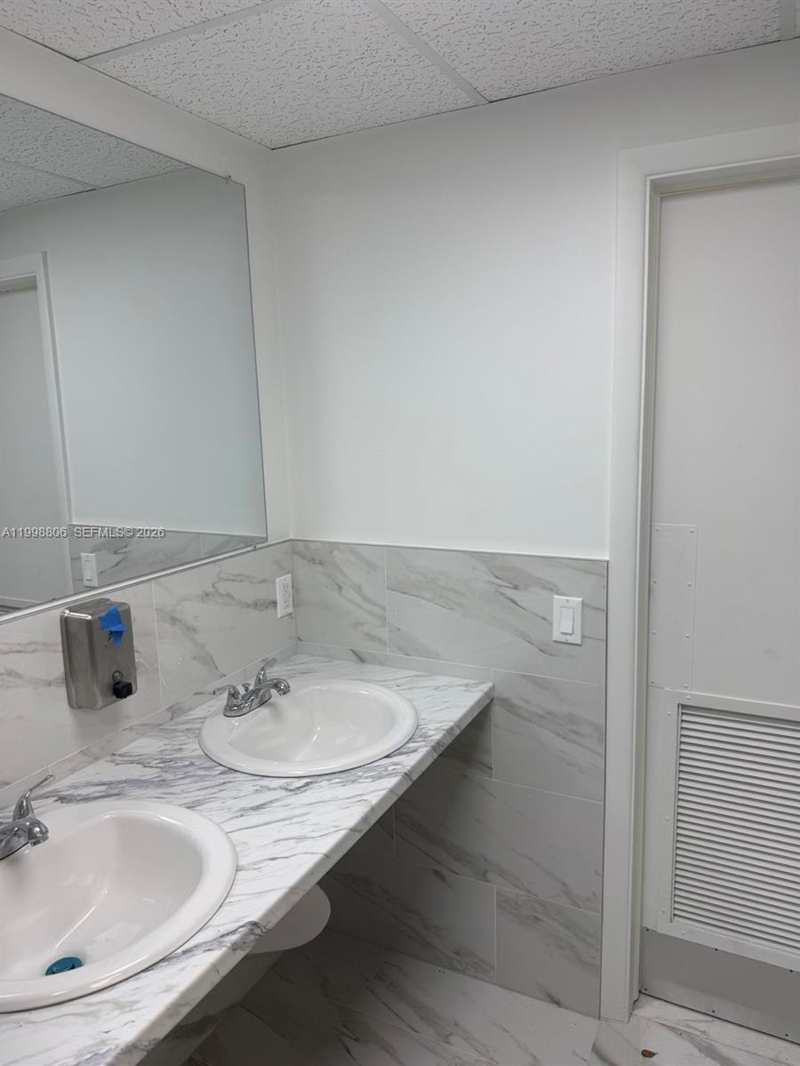 2876 E Oakland Park Blvd, Fort Lauderdale FL 33306
