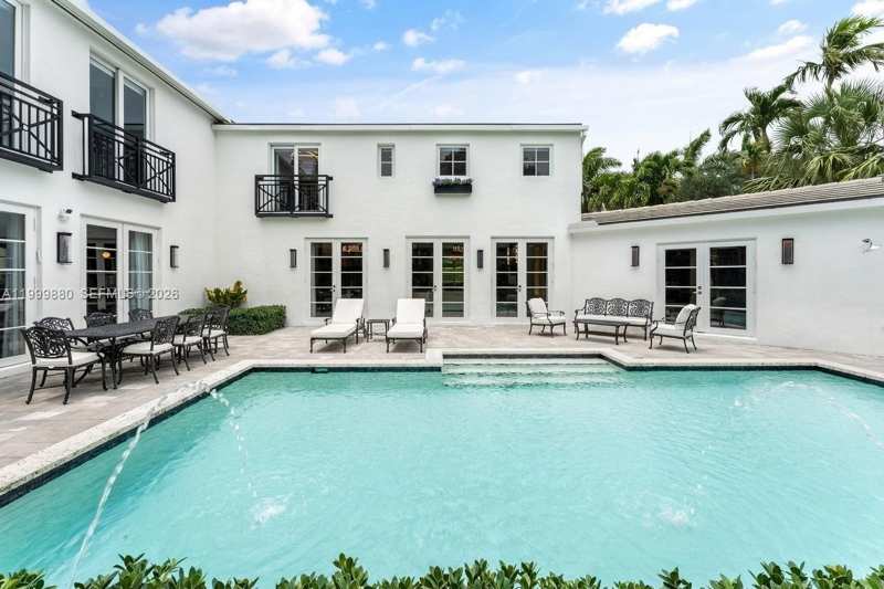 2887 Pine Tree Dr, Miami Beach FL 33140