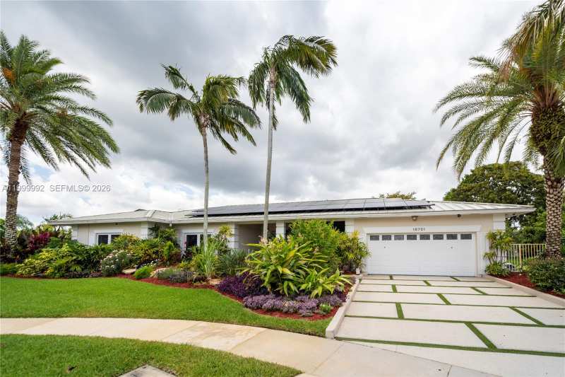 16751 Waters Edge Dr, Weston FL 33326