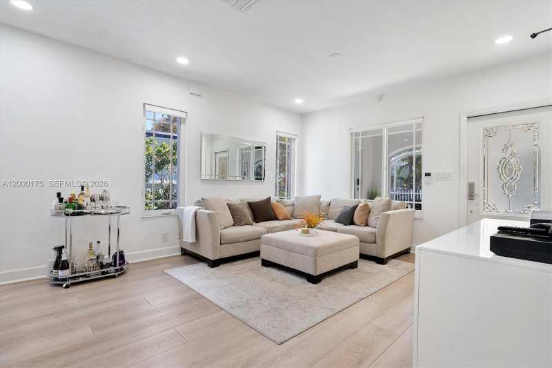 2231 SW 17th St, Miami FL 33145