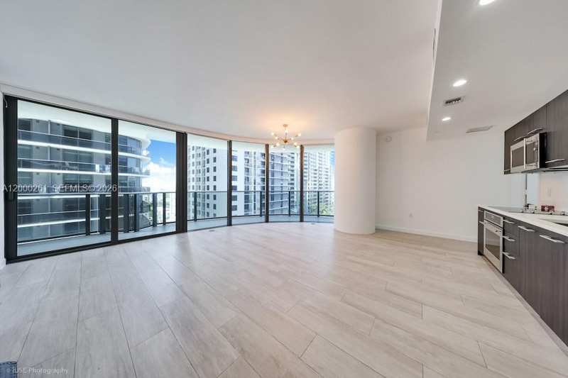 45 SW 9th St # 1808, Miami FL 33130