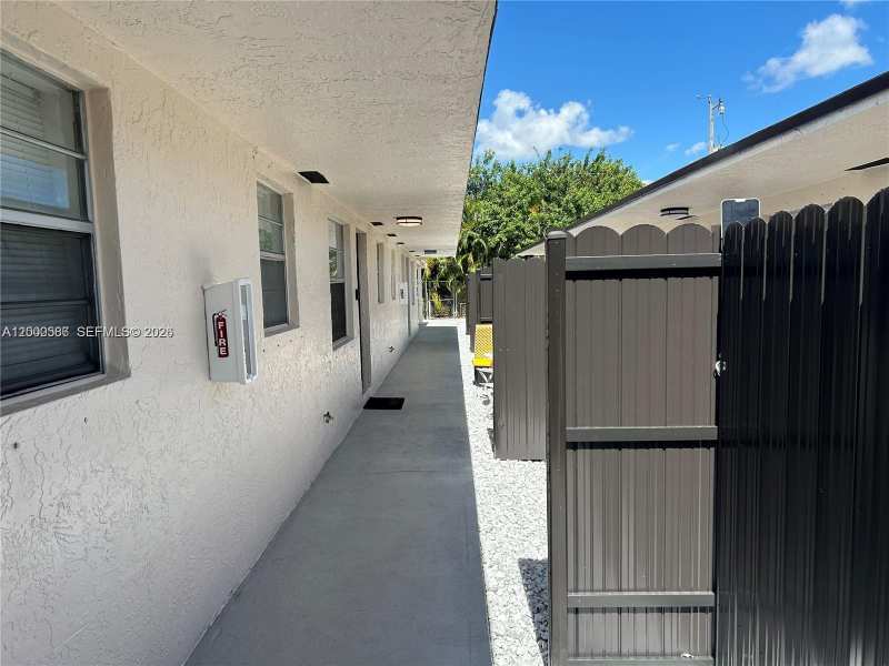 916 SW 10th St, Hallandale Beach FL 33009