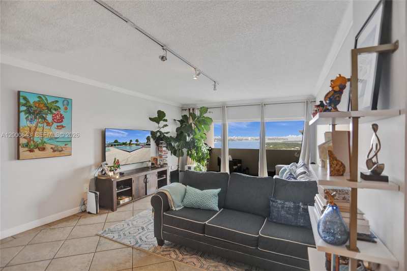 300 Bayview Dr, Sunny Isles Beach FL 33160