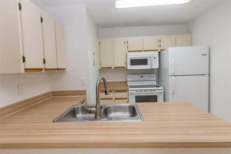 18304 NW 68th Ave # L, Hialeah FL 33015