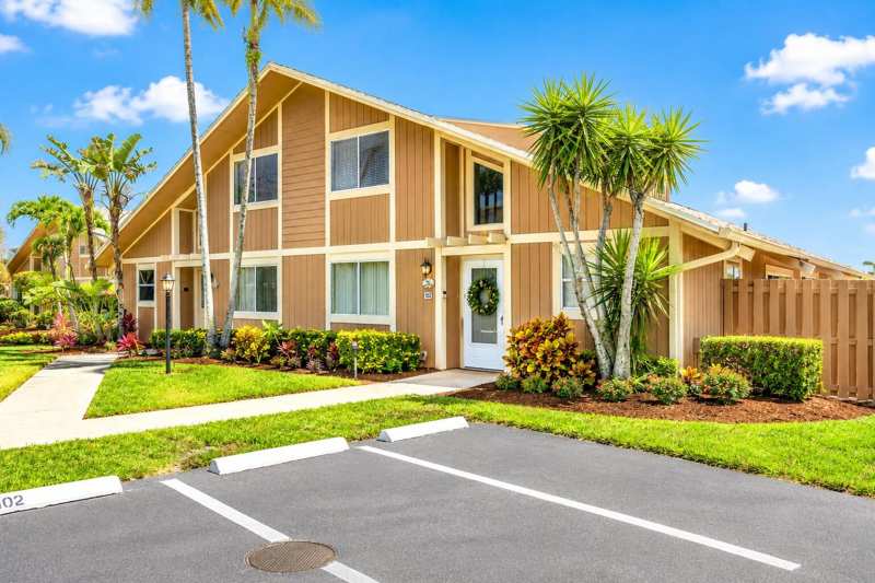102 Maplecrest Circle, Jupiter FL 33458