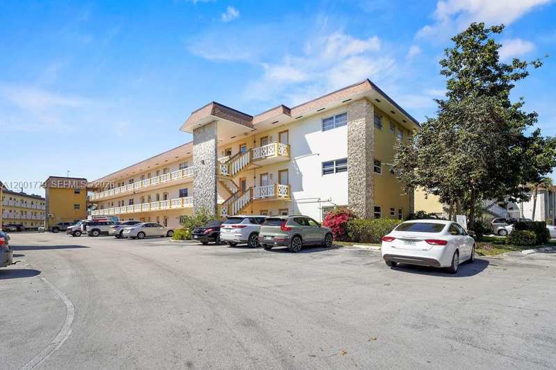 5121 W Oakland Park Blvd # 109, Lauderdale Lakes FL 33313