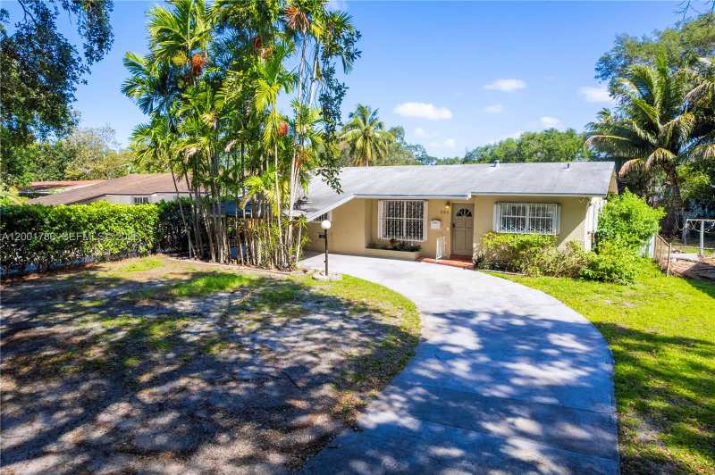 565 NE 160th Ter, Miami FL 33162