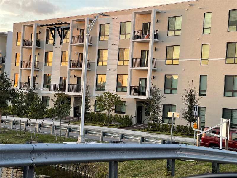 8265 NW 41st St # 204, Doral FL 33166