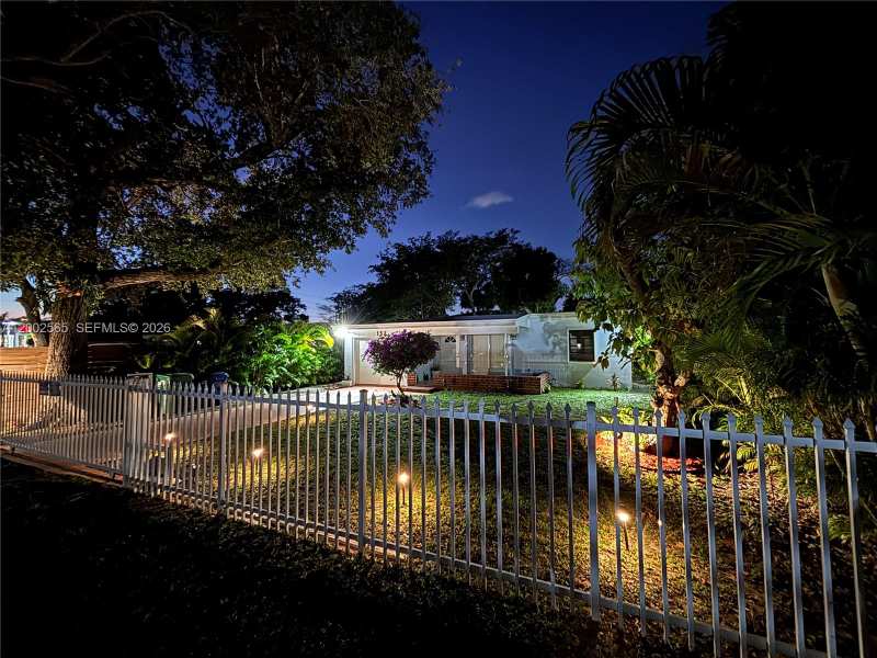 151 NW 165th St, Miami FL 33169