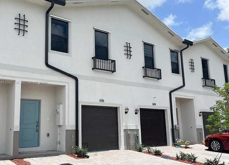 606 SW 12th St, Florida City FL 33034