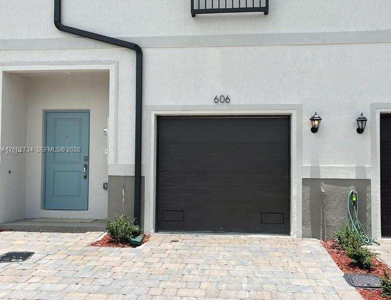 606 SW 12th St, Florida City FL 33034