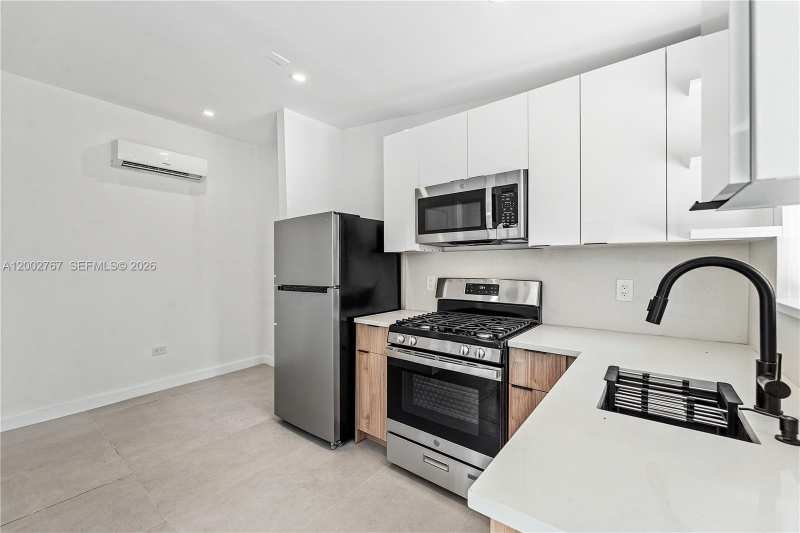 3040 NW 93rd St, Miami FL 33147