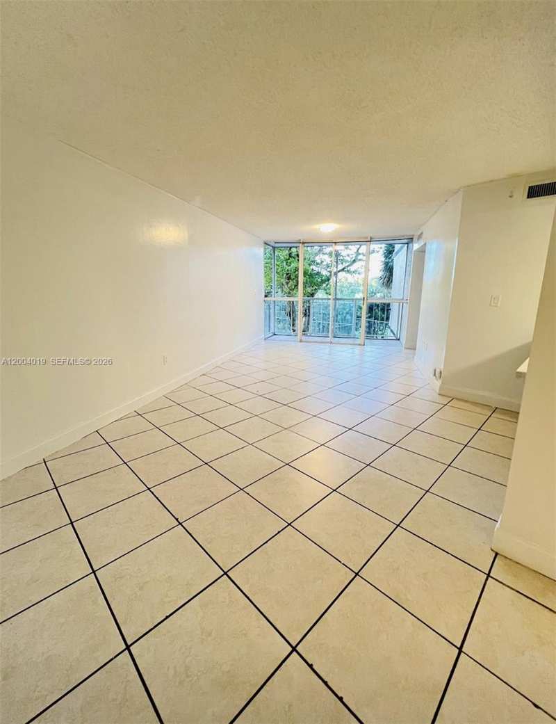 7075 NW 186th St # C205, Hialeah FL 33015