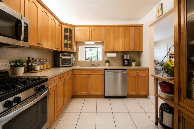 15071 SW 127th Ct, Miami FL 33186