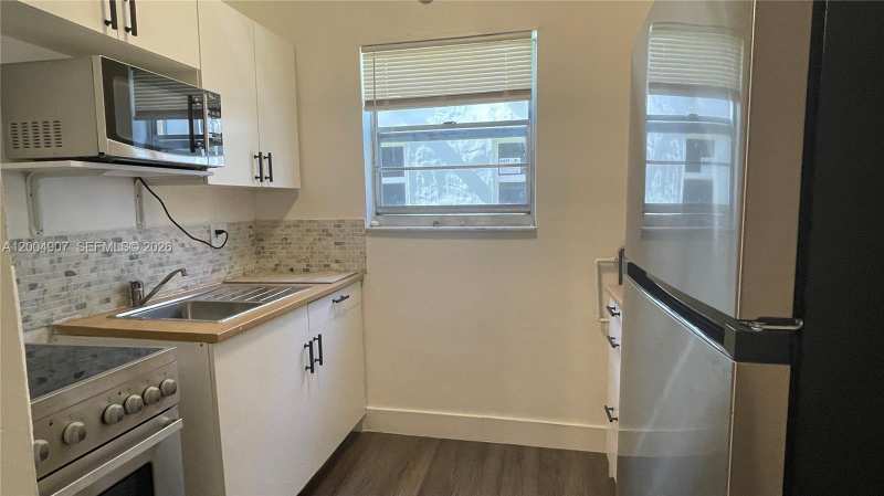 1043 NW 2nd St # 9, Miami FL 33128