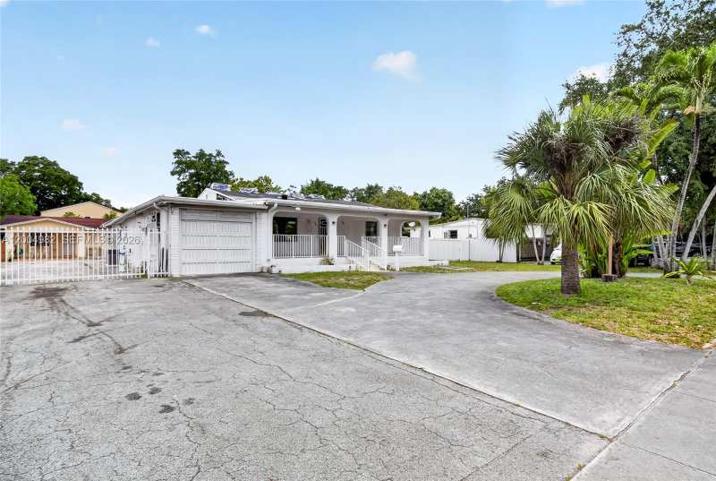 3061 NW 14th St, Miami FL 33125