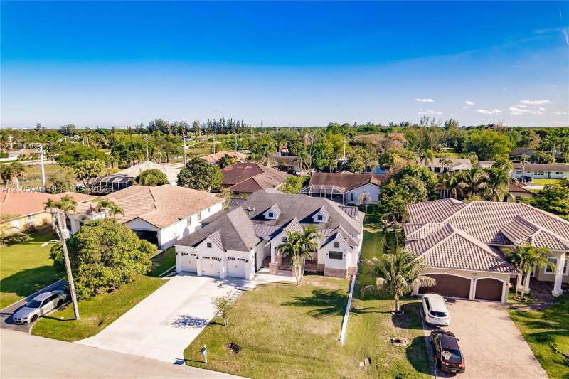 11240 NW 23rd St, Plantation FL 33323