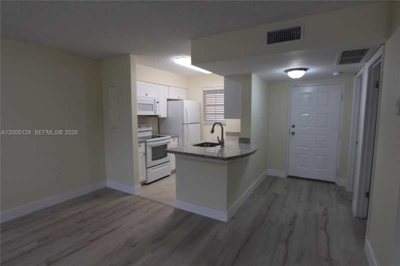 2890 N Oakland Forest Dr # 204, Oakland Park FL 33309