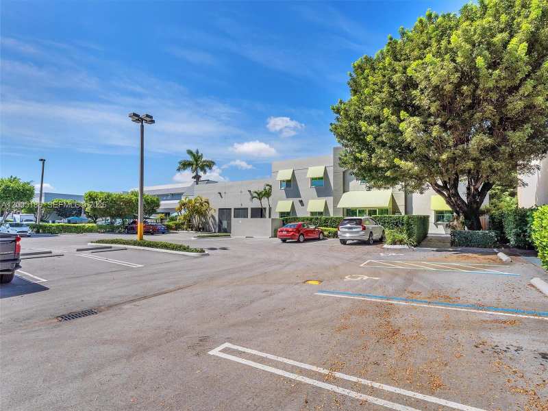8299 NW 30th Ter, Doral FL 33122