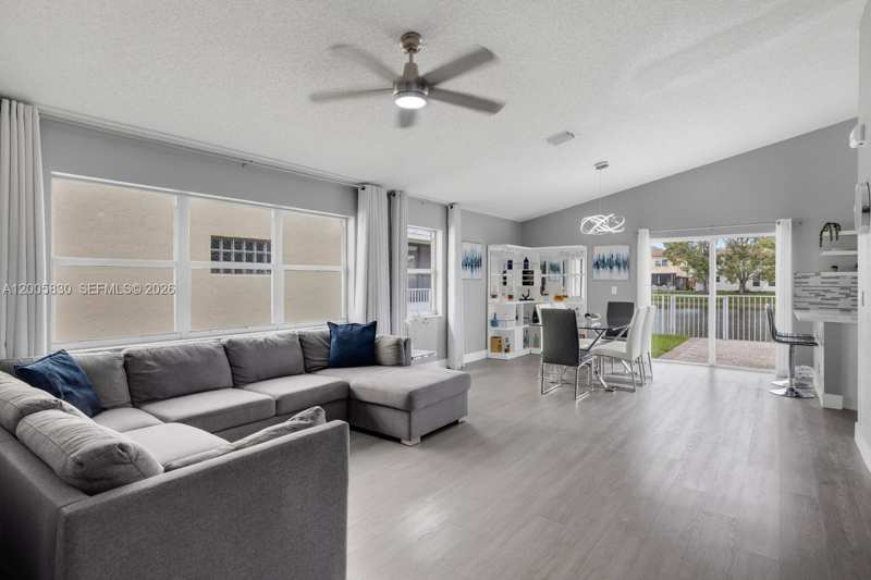 5861 S Sable Cir, Margate FL 33063