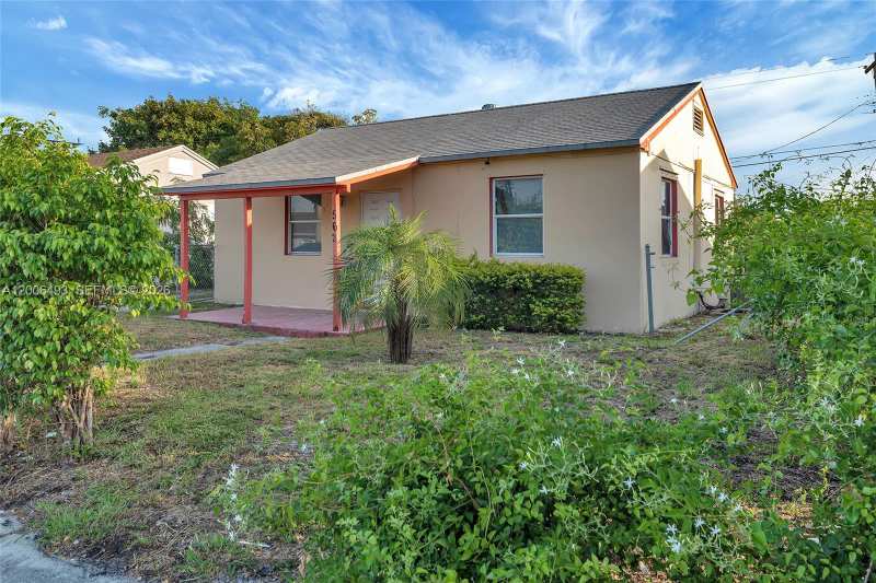 562 W 4th St, Riviera Beach FL 33404
