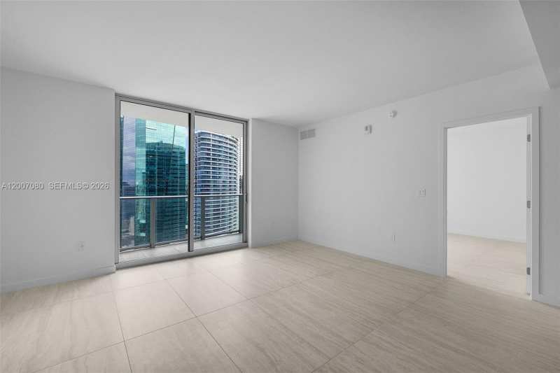 77 SE 5th St, Miami FL 33131