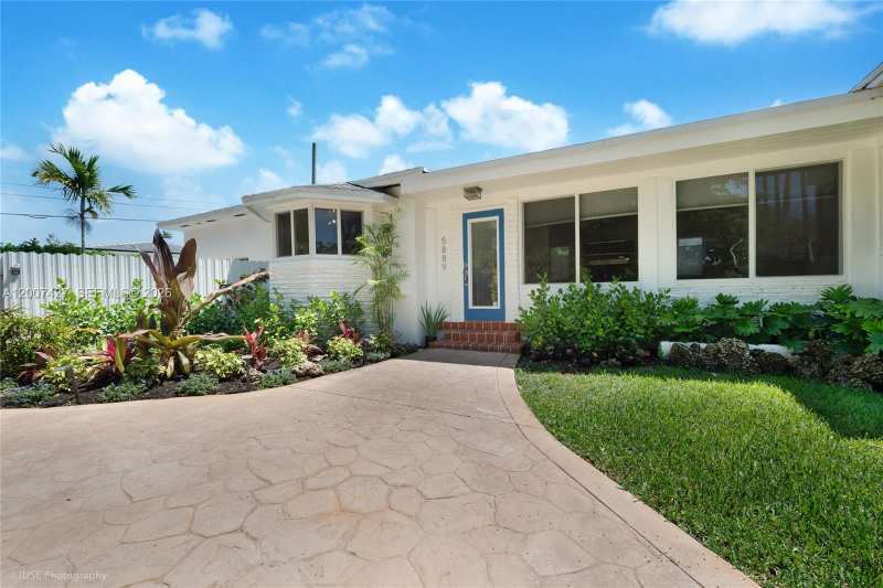 5889 Devonshire Blvd, Miami FL 33155