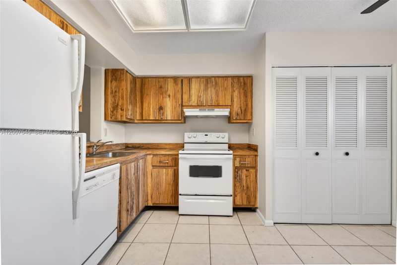 357 N Rock Island Rd # 207, Margate FL 33063