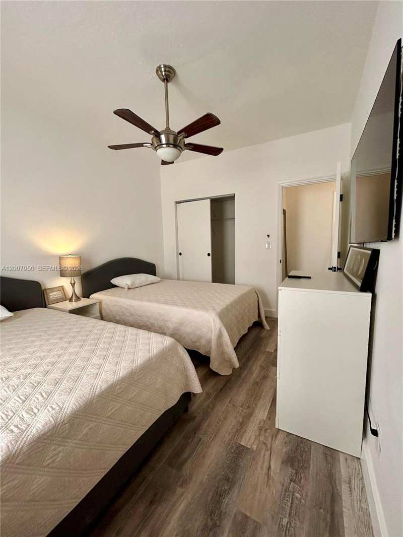 215 30th St # 17, Miami Beach FL 33140
