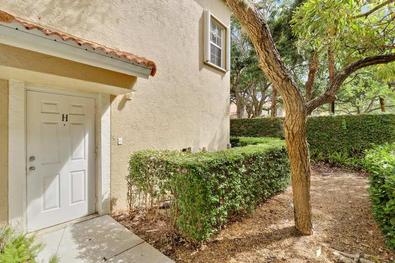 104 Lighthouse Circle # H, Tequesta FL 33469
