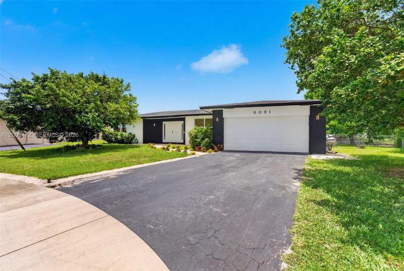 6091 SW 14th St, Plantation FL 33317