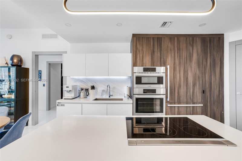 851 NE 1st Ave # 1408, Miami FL 33132