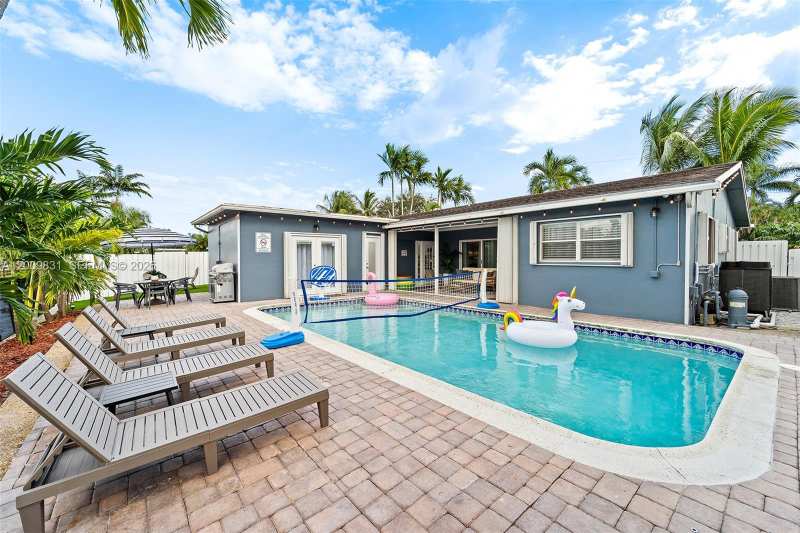 2005 NW 37th St, Oakland Park FL 33309