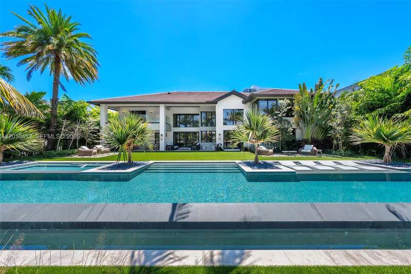 110 Holiday Dr, Hallandale Beach FL 33009