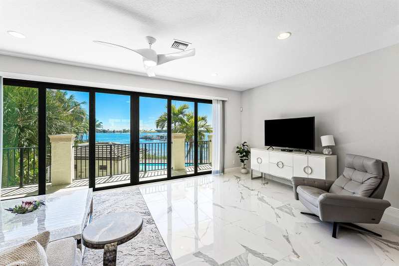 10 Windward Lane, Boynton Beach FL 33435